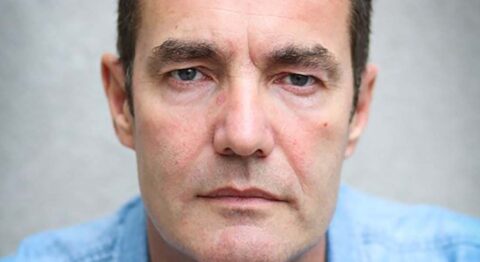 Vincent Dussart assemble deux textes sur des enfances saccagées pour dresser « Autopsie d’une photo de famille ». - Critique sortie Avignon / 2025 Avignon Avignon Off. La Manufacture