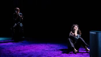 Entre singe, robot et icônes pop : Zoé Lakhnati et Per-Anders Kraudy Solli creusent l’être dans « Where the fuck am I ? » - Critique sortie Avignon / 2025 Avignon Avignon Off. La Belle Scène Saint-Denis