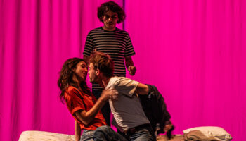 Le collectif OFBPC balaye les certitudes sur l’amour dans «Illusions», un récit-puzzle génialissime d’Ivan Viripaev - Critique sortie Avignon / 2025 Avignon Avignon Off. Théâtre du Train Bleu