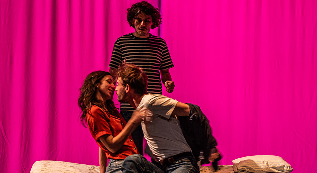 Le collectif OFBPC balaye les certitudes sur l’amour dans «Illusions», un récit-puzzle génialissime d’Ivan Viripaev - Critique sortie Avignon / 2025 Avignon Avignon Off. Théâtre du Train Bleu