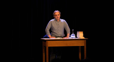 Jean-Jacques Vanier, tout à la fois le pire et le meilleur professeur de littérature dans « À la recherche de la recherche » - Critique sortie Avignon / 2025 Avignon Avignon Off. Théâtre Le Petit Chien