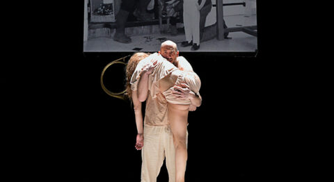 Vincent Dussart met en scène « Autopsie d’une photo de famille », unissant deux textes de Grégoire Delacourt et Pierre Creton : une forme délicate et juste pour retrouver et réparer l’enfance saccagée - Critique sortie Avignon / 2025 Avignon La Manufacture