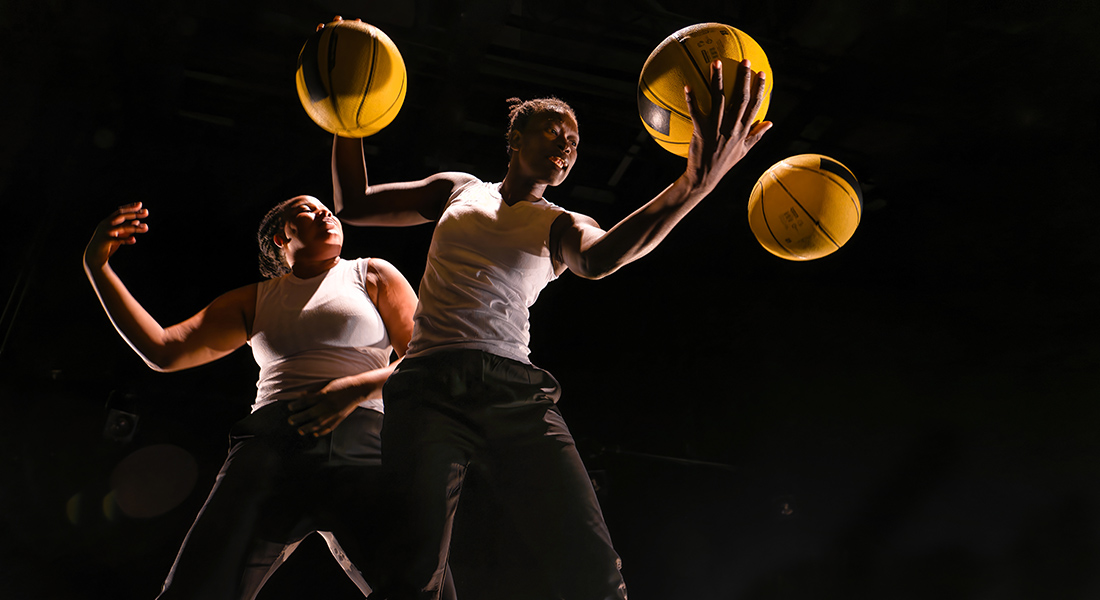 « Basketteuses de Bamako » de la Cie TG : réinventer le chant polyrythmique autour d’une balle - Critique sortie Avignon / 2025 Avignon La Manufacture