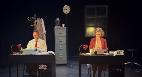 Éric Chantelauze adapte « Les Dactylos » de Murray Schisgal, une journée de travail sans fin - Critique sortie Avignon / 2025 Avignon Avignon Off. Le Petit Louvre – Salle Van Gogh