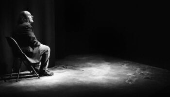 Mis en scène par Jean-Yves Ruf, le comédien suisse Roland Vouilloz porte haut « Le Bizarre », un monologue halluciné de Fabrice Melquiot. - Critique sortie Avignon / 2025 Avignon Avignon Off. Présence Pasteur