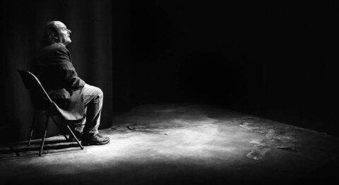 Mis en scène par Jean-Yves Ruf, le comédien suisse Roland Vouilloz porte haut « Le Bizarre », un monologue halluciné de Fabrice Melquiot. - Critique sortie Avignon / 2025 Avignon Avignon Off. Présence Pasteur