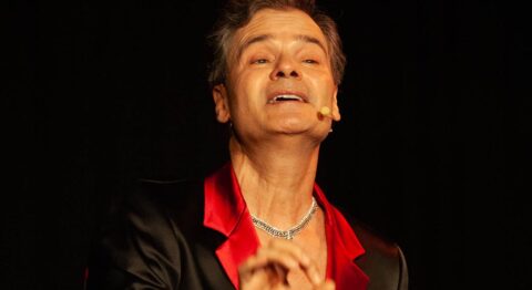 « La roue de la vie » : Antonio Interlandi prête sa voix à quelques-uns des plus beaux morceaux de la chanson populaire brésilienne - Critique sortie Avignon / 2025 Avignon Théâtres 3S Le Quatre