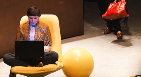 « Nyotaimori » de la Cie Ces Messieurs Sérieux, ou comment le capitalisme dépossède les travailleurs de leurs corps - Critique sortie Avignon / 2025 Avignon Avignon Off. Présence Pasteur