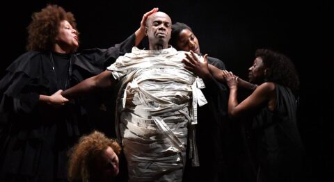 « Laudes des Femmes des Terres Brûlées » par Odile Pedro Leal, un rituel théâtral empreint de sororité - Critique sortie Avignon / 2025 Avignon Avignon OFF. Chapelle du Verbe Incarné