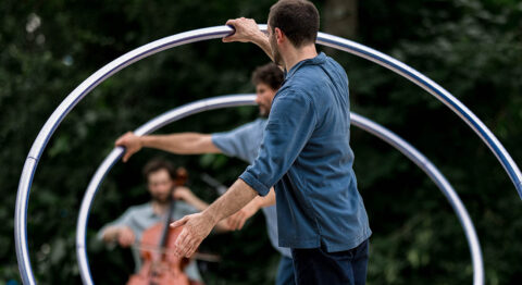 « Solstice » : Yan Raballand chorégraphie un duo de roues Cyr plein de grâce - Critique sortie Avignon / 2025 Villeneuve lez Avignon Festival Villeneuve en Scène