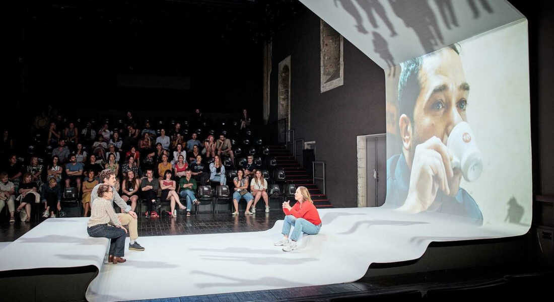 Émilie Rousset présente « Affaires familiales » : une parole foisonnante, une théâtralité minimaliste - Critique sortie Théâtre Paris Théâtre de la Bastille