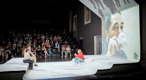 « Affaires familiales » d’Émilie Rousset : une parole foisonnante, une théâtralité minimaliste - Critique sortie Avignon / 2025 Villeneuve-lès-Avignon Avignon in. La Chartreuse de Villeneuve lez Avignon