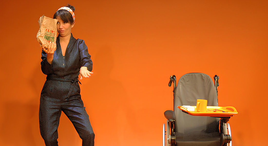« Coriace » d’Andréa Brusque, un spectacle drôle et piquant qui balance entre déclaration d’amour et satire sociale - Critique sortie Avignon / 2025 Avignon Théâtre du Chêne Noir