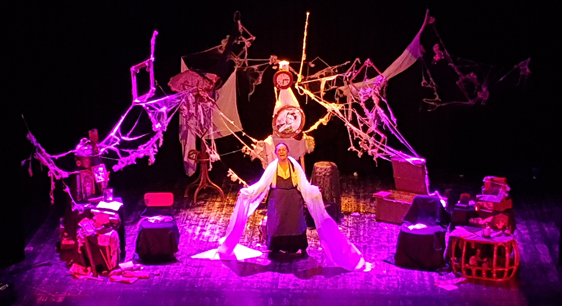 Pour son 42ème Avignon, Pierrette Dupoyet crée « Les caisses de la honte » et reprend son « Côté Rimbaud », deux portraits passionnés. - Critique sortie Avignon / 2025 Avignon Avignon Off. Quartier Luna - Théâtre Buffon