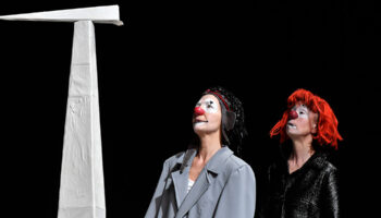 « Dans la farine invisible de l’air » par Sandrine Le Métayer : des clownes perdues dans un univers poétique et évanescent - Critique sortie Avignon / 2025 Avignon La Factory - Théâtre de l'Oulle