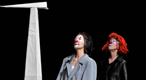 « Dans la farine invisible de l’air » par Sandrine Le Métayer : des clownes perdues dans un univers poétique et évanescent - Critique sortie Avignon / 2025 Avignon La Factory - Théâtre de l'Oulle