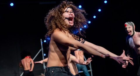 La « Delirious Night » de Mette Ingvartsen, une débauche en manque de nuances et d’empathie. - Critique sortie Avignon / 2025 Avignon Festival d’Avignon. Cour du lycée Saint Joseph Avignon