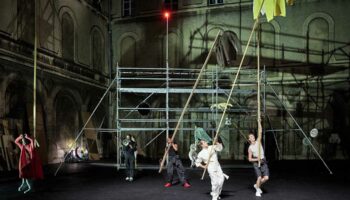 « Derniers Feux » de Némo Flouret, une ardente ode au spectacle vivant - Critique sortie Avignon / 2025 Avignon Festival d’Avignon. Cour du lycée Saint Joseph Avignon