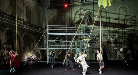 « Derniers Feux » de Némo Flouret, une ardente ode au spectacle vivant - Critique sortie Avignon / 2025 Avignon Festival d’Avignon. Cour du lycée Saint Joseph Avignon