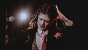 Avec « Échos », Charlie d’Emilio élargit le drag king dans un seul(e) en scène sur la quête de soi - Critique sortie Avignon / 2025 Avignon Avignon Off. Théâtre des Lila’s