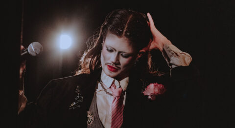 Avec « Échos », Charlie d&rsquo;Emilio élargit le drag king dans un seul(e) en scène sur la quête de soi - Critique sortie Avignon / 2025 Avignon Avignon Off. Théâtre des Lila’s