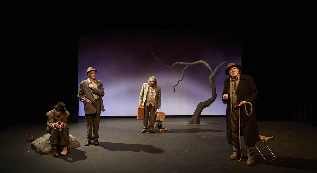 Jacques Osinski replonge dans le théâtre de Beckett avec une version en demi-teinte d’« En attendant Godot ». - Critique sortie Avignon / 2025 Avignon Avignon Off. Théâtre des Halles