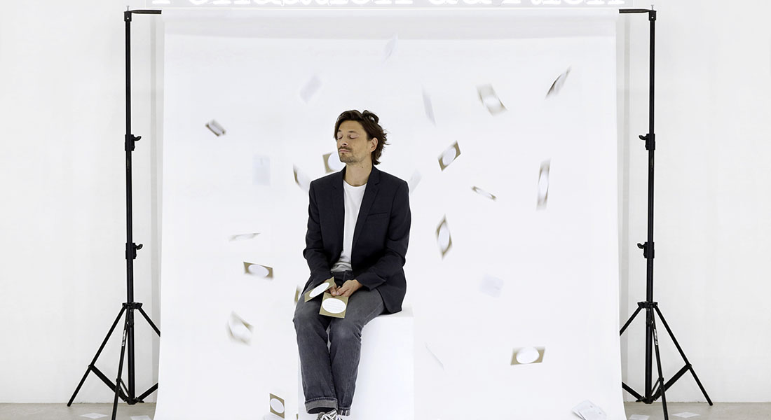« La Fondation du Rien » : Nicolas Heredia nous aide, malicieusement, à gagner du temps libre… - Critique sortie Avignon / 2025 Avignon La Manufacture