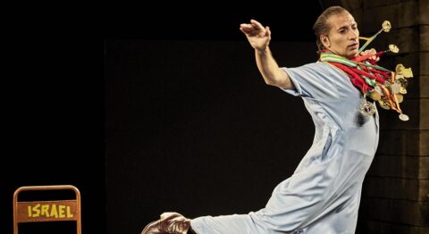 « Israel & Mohamed », par Galván & El Khatib : quand l’un flamboie, l’autre larmoie. - Critique sortie Avignon / 2025 Avignon Avignon In. Cloître des Carmes