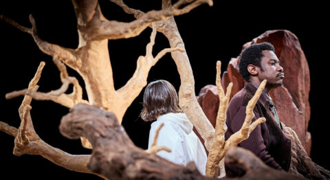 Tiago Rodrigues crée « La Distance », touchante exploration d’une relation filiale qui interroge notre avenir commun - Critique sortie 2025 Avignon Festival d’Avignon. L’Autre Scène du Grand Avignon