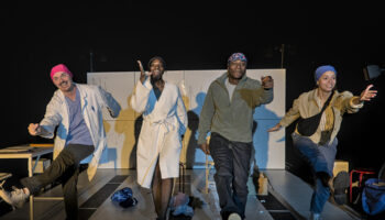 Dans « La Tête sous l’eau », mis en scène par Louise Vignaud, l’autrice Myriam Boudenia dénonce les dérives contemporaines du monde du travail - Critique sortie Avignon / 2025 Avignon Avignon Off. Théâtre des Carmes