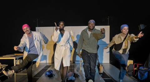 Dans « La Tête sous l’eau », mis en scène par Louise Vignaud, l’autrice Myriam Boudenia dénonce les dérives contemporaines du monde du travail - Critique sortie Avignon / 2025 Avignon Avignon Off. Théâtre des Carmes