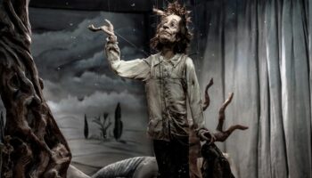 « Le dernier jour de Pierre » : la Cie DERAÏDENZ propose un grand écart entre l’anodin et l’horrifique, avec des marionnettes d’une finition superbe - Critique sortie Avignon / 2025 Avignon Avignon Off. Théâtre du Train Bleu