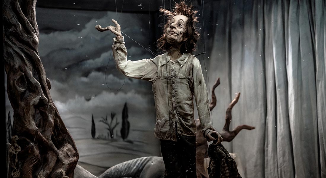 « Le dernier jour de Pierre » : la Cie DERAÏDENZ propose un grand écart entre l’anodin et l’horrifique, avec des marionnettes d’une finition superbe - Critique sortie Avignon / 2025 Avignon Avignon Off. Théâtre du Train Bleu