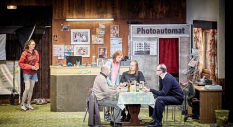 Thomas Ostermeier nous livre une réécriture du « Canard Sauvage » d’Ibsen en manque de souffle - Critique sortie Avignon / 2025 Avignon Festival d’Avignon. Opéra Grand Avignon