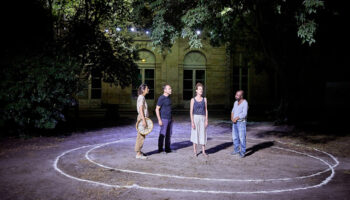 Gwenaël Morin met en scène « Les Perses » d’Eschyle, dans le cadre rêvé du Jardin de la rue de Mons - Critique sortie Avignon / 2025 Avignon Festival d’Avignon. Jardin de la rue de Mons