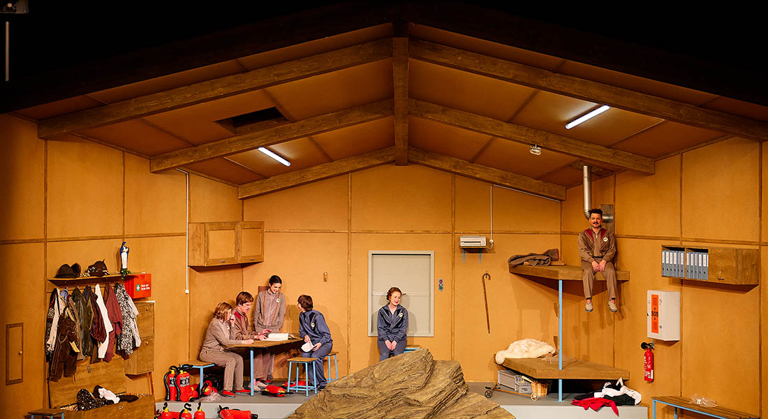 « Le Sommet », à La FabricA du Festival d’Avignon : Christoph Marthaler reste au fond de la vallée… - Critique sortie Avignon / 2025 La FabricA du Festival d’Avignon