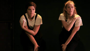 Une bonne dose de « Mal élevée » avec Astrid Tenon et Lætitia Wolf ou comment en finir avec les sourires forcés - Critique sortie Avignon / 2025 Avignon Théâtre des Lila's