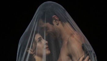 « Mami » , une fresque sans mots éblouissante signée Mario Banushi - Critique sortie Avignon / 2025 Avignon Festival d’Avignon. Gymnase du lycée Aubanel