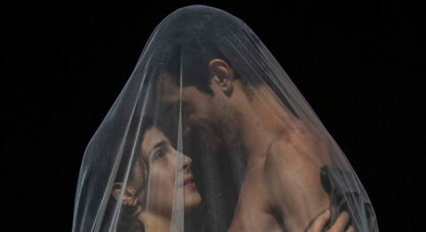 « Mami » , une fresque sans mots éblouissante signée Mario Banushi - Critique sortie Avignon / 2025 Avignon Festival d’Avignon. Gymnase du lycée Aubanel