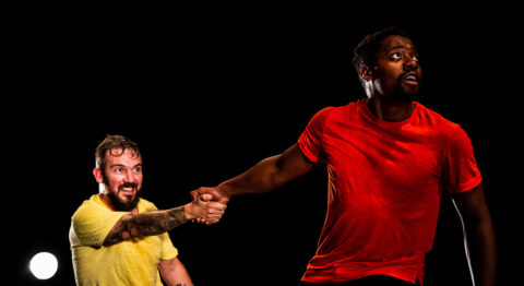 Laurance Henry propose à la petite enfance ses « mOts premiers », en forme de joutes davantage corporelles que verbales - Critique sortie Avignon / 2025 Avignon Avignon Off. Le Totem