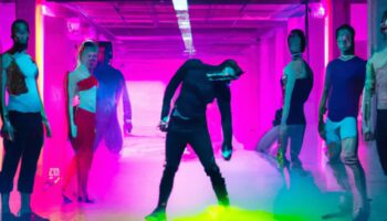 Joris Lacoste crée « Nexus de l’adoration », kaléidoscope déroulant le flux d’une médiatisation superficielle - Critique sortie Avignon / 2025 Avignon Gymnase du Lycée Aubanel