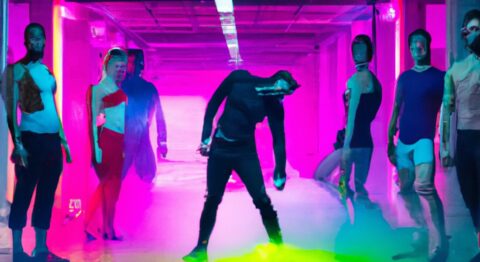 Joris Lacoste crée « Nexus de l’adoration », kaléidoscope déroulant le flux d’une médiatisation superficielle - Critique sortie Avignon / 2025 Avignon Gymnase du Lycée Aubanel