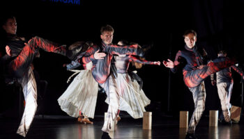 Dušan Hégli crée « Nombril, everything between east and west », un hommage chorégraphique et musical aux pays d’Europe centrale - Critique sortie Avignon / 2025 Avignon Avignon Off. Théâtre La Luna