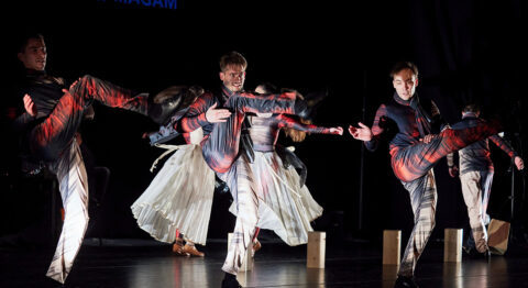 Dušan Hégli crée « Nombril, everything between east and west », un hommage chorégraphique et musical aux pays d’Europe centrale - Critique sortie Avignon / 2025 Avignon Avignon Off. Théâtre La Luna