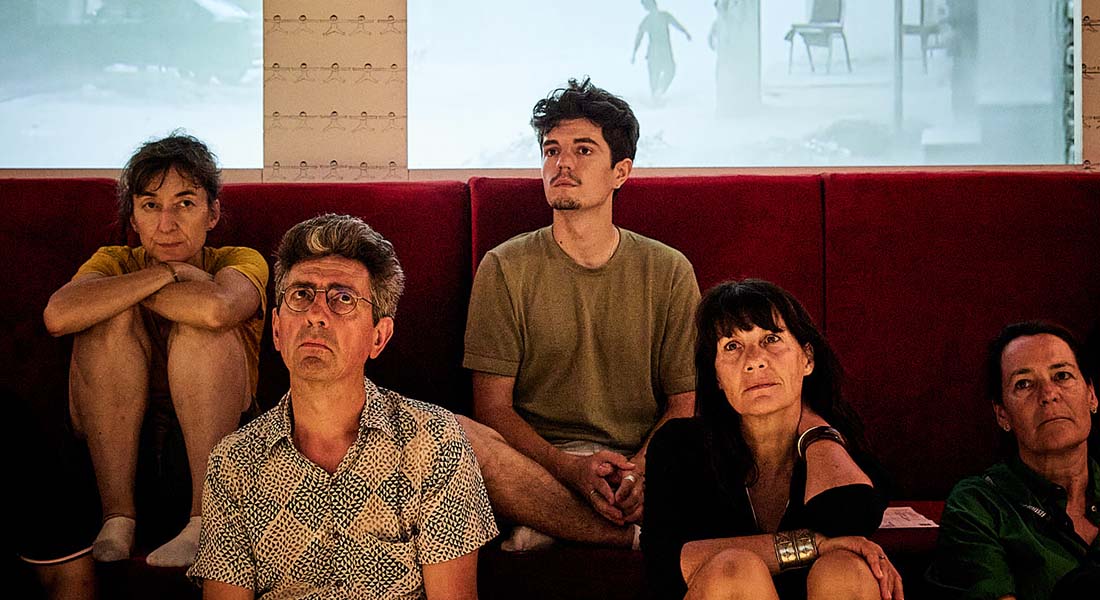 L’installation « One’s own room Inside Kabul » mise en scène par Kubra Khademi et Caroline Gillet : une immersion documentaire - Critique sortie Avignon / 2025 Avignon Festival d’Avignon. Cloître Saint-Louis
