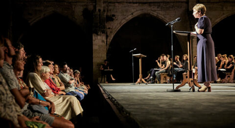 « Le Procès Pelicot, Hommage à Gisèle Pelicot » : une soirée mémorable pour un procès historique - Critique sortie Avignon / 2025 Avignon Cloître des Carmes