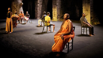 Frédéric Fisbach et Dida Nibagwire présentent « Gahugu Gato » (Petit Pays) d’après Gaël Faye : une dislocation intime et sociale depuis l’enfance - Critique sortie Avignon / 2025 Avignon Festival d’Avignon. Cloître des Célestins