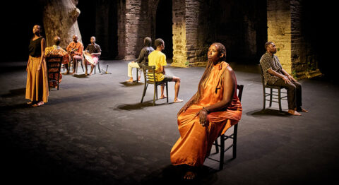 Frédéric Fisbach et Dida Nibagwire présentent « Gahugu Gato » (Petit Pays) d’après Gaël Faye : une dislocation intime et sociale depuis l’enfance - Critique sortie Avignon / 2025 Avignon Festival d’Avignon. Cloître des Célestins