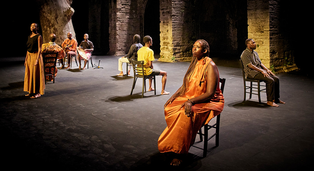 Frédéric Fisbach et Dida Nibagwire présentent « Gahugu Gato » (Petit Pays) d’après Gaël Faye : une dislocation intime et sociale depuis l’enfance - Critique sortie Avignon / 2025 Avignon Festival d’Avignon. Cloître des Célestins