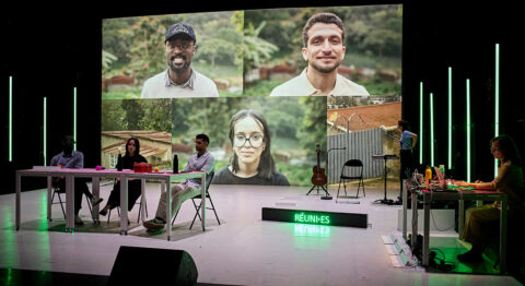 « Radio Live chapitre 3 : Réuni.es » par Aurélie Charon : un remarquable théâtre de la rencontre, au sens fort du terme - Critique sortie Avignon / 2025 Avignon Festival d’Avignon. Théâtre Benoît XII